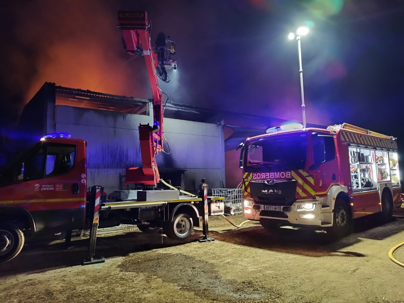 Bomberos trabajan en el incendio de una nave en Monfarracinos