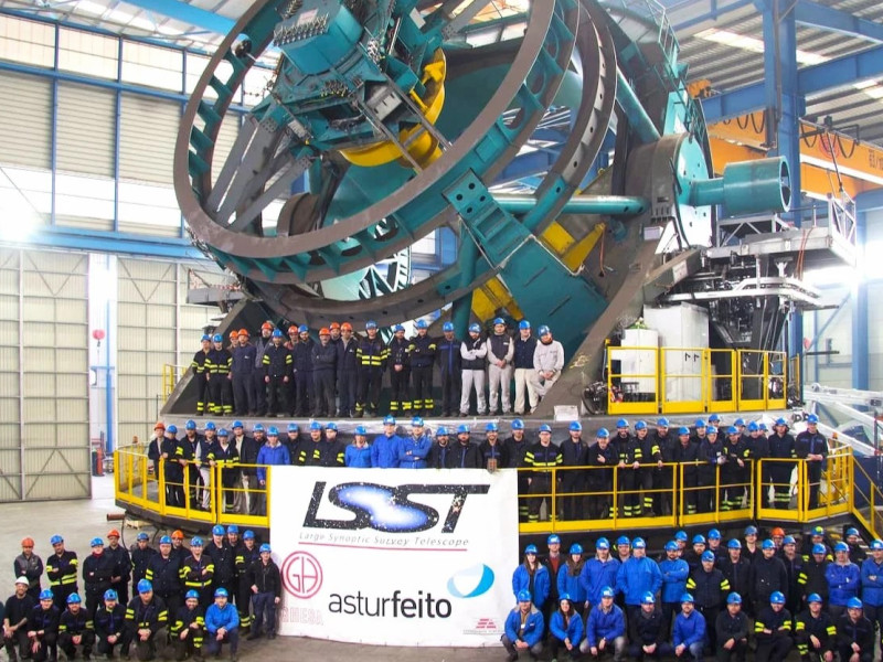 Trabajadores de la compañía junto al armazón del telescopio fabricado en Avilés