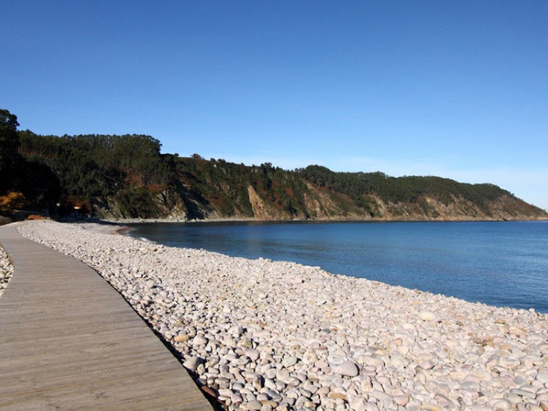 Una imagen de la playa de la Concha de Artedo, que cuenta con bandera azul