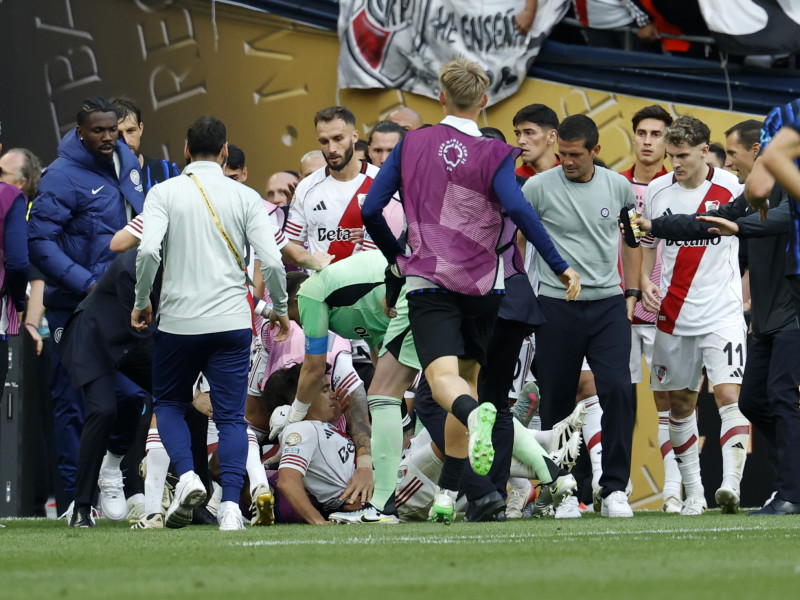 Acuña, en el suelo para evitar que pudiera pelearse con Dumfries tras el partido.