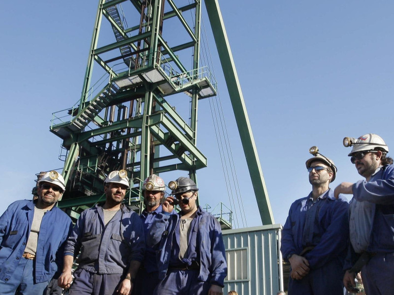 Mineros, tras un encierro en las galerías de Mina La Camocha, en 2008