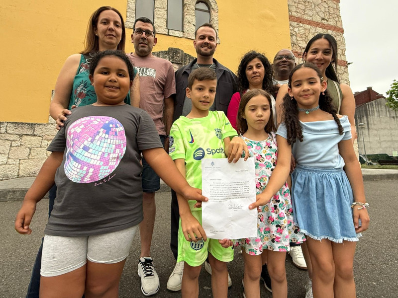 Amara, Pelayo, Iris y Samantha, con la carta del Vaticano en la mano, tras recibir la respuesta del Papa León