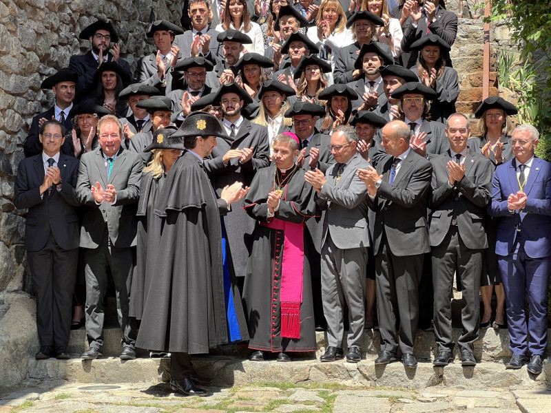 El obispo de Urgell y copríncipe de Andorra, Josep-Lluis Serrano, con el síndic general, Carles Ensenyat, el jefe de Gobierno, Xavier Espot y diversos miembros del Consejo General de Andorra después del acto de juramento