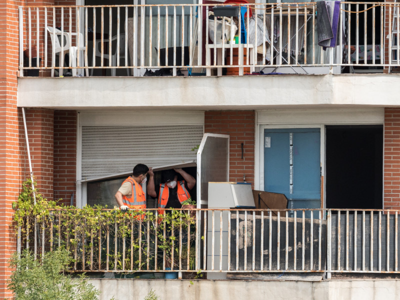 Trabajadores vacían una casa okupada