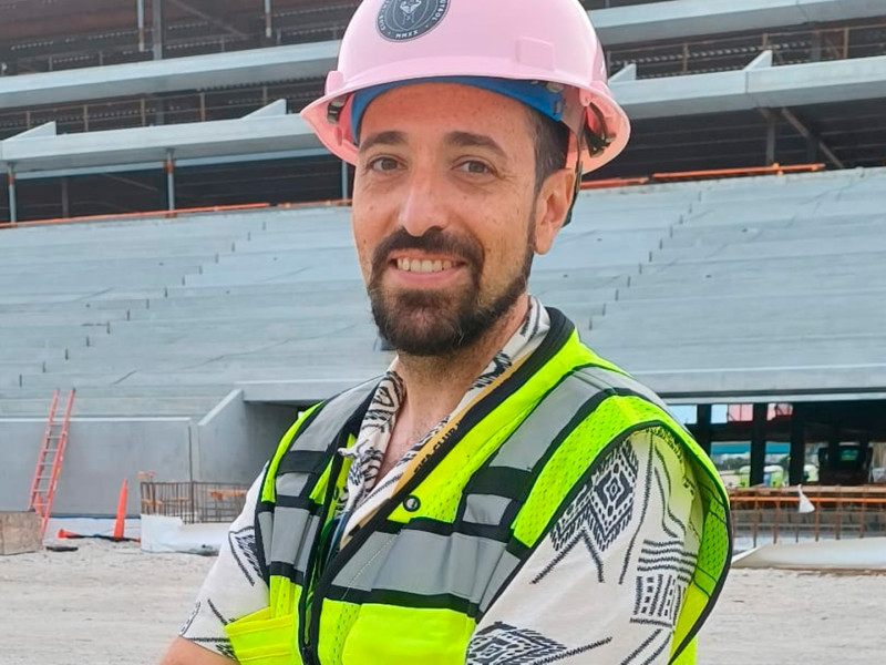 Sergio Jiménez, técnico de sonido de la Cadena Cope, en el interior del futuro estadio del Inter Miami