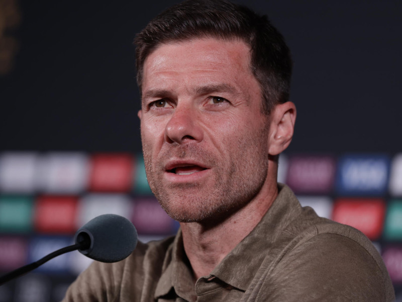 El técnico del Real Madrid, Xabi Alonso, habla en una rueda de prensa