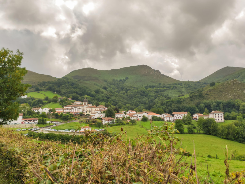 Paisaje de la ciudad de Zugarramurdi en Navarra