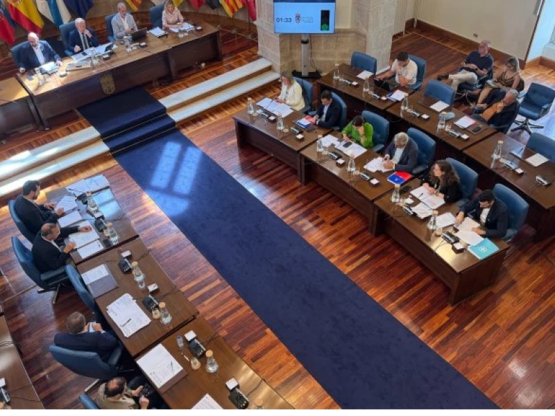 Sillones vacíos en el pleno de la Diputación Provincial de este martes