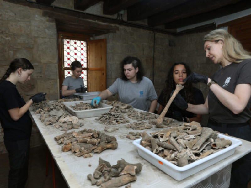 Analisis de restos oseos aparecidos en la restaruación de la capilla de san Isidrode la Catedral de Palencia, en la imagen la arqueóloga, Emma Bonthorne, junto a algunos de los alumnos estudiantes de antropología de diversos paises