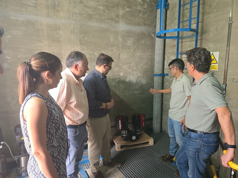El presidente de la Mancomunidad de la Costa Tropical, Rafael Caballero y la delegada de comarcal de Fomento y Empleo, Mª Carmen Vílchez, acompañados por el concejal de Urbanismo y Obras del Ayuntamiento de Salobreña, Juan Francisco Gutiérrez, y Alejandro Jurado, gerente de la empresa concesionaria de la gestión del ciclo integral del agua en la Costa Tropical, Aguas y Servicios, han visitado el depósito de agua potable situado en la calle Estación del casco histórico de Salobreña, en el que Aguas y Servicios va a instalar dos grupos de presión de agua.Rafael Caballero, ha explicado que “La Mancomunidad va a invertir 15.306,14€€ dentro de su Plan de Obras 2025, con cargo al remanente de tesorería del ejercicio contable 2024, para mejorar la calidad del servicio, solucionando los problemas de presión del agua de los vecinos de la zona alta de Salobreña, instalando dos equipos de presión”.Caballero ha recordado que “esta obra se suma a los 300.000 euros de inversión previstos para el depósito de Matagallares que iniciaremos después de verano y los 60.390 € para el arreglo de la avenida García Lorca de Lobres, con cargo al remanente de tesorería 2024 y, otros 40.351 € para la calle Ramblilla ‘F’ y 30.518 € en calle Girasol, estos últimos con cargo al Término B y S de Mancomunidad que ejecuta el Ayuntamiento de Salobreña. En total la Mancomunidad está invirtiendo este año en Salobreña más de 450.000 euros en proyectos de redes de abastecimiento, saneamiento y pluviales”.El gerente de Aguas y Servicios, Alejandro Jurado, ha explicado la parte técnica de la instalación de los grupos de presión que “supondrá que podamos llegar con 2kg de presión de agua en las viviendas de los vecinos de la parte alta del casco histórico de la Villa”.Igualmente, Jurado ha advertido de “la complejidad para separar y sectorizar la zona donde hay que aumentar la presión y la calidad del servicio del agua en los grifos, ya que funciona con variadores de frecuencia en caudales también variables, similares a los que se instalan en edificios de vecinos con más de 2 plantas, para llegar con presión suficiente a las plantas altas”.