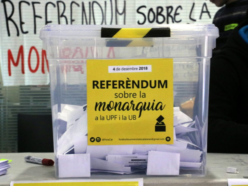 A la hora de votar había incluso urnas y logo de la votación