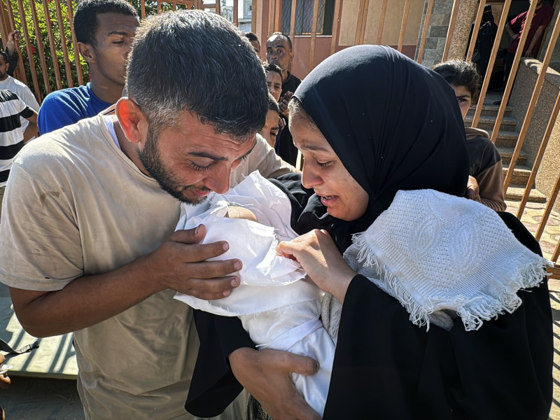 June 26, 2025, Khan Younis, Gaza Strip, Palestinian Territory: Relatives of Palestinian children who died of malnutrition comfort each other as they mourn outside Nasser Medical Complex in Khan Younis, southern Gaza Strip, on June 26, 2025. amid the ongoing Israeli war on Gaza,Image: 1015138018, License: Rights-managed, Restrictions: , Model Release: no, Credit line: Abdallah Alattar / Zuma Press / ContactoPhotoEditorial licence valid only for Spain and 3 MONTHS from the date of the image, then delete it from your archive. For non-editorial and non-licensed use, please contact EUROPA PRESS.26/6/2025 ONLY FOR USE IN SPAIN