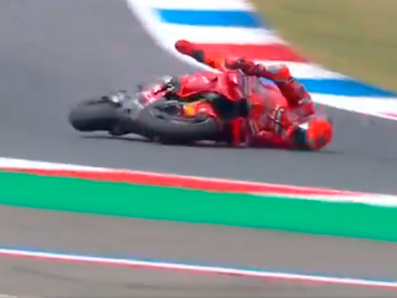 Caída de Marc Márquez en los libres del GP de Países Bajos