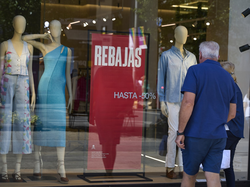 Un escaparate anuncia las rebajas de una tienda, a 26 de junio de 2025