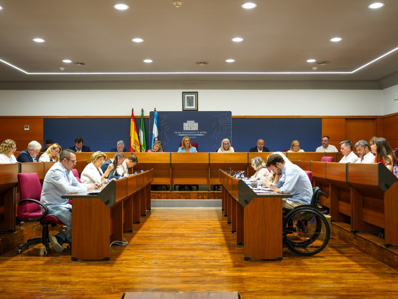 Raquel Escámez toma posesión como concejal del Ayuntamiento de Motril tras el fallecimiento de su padre