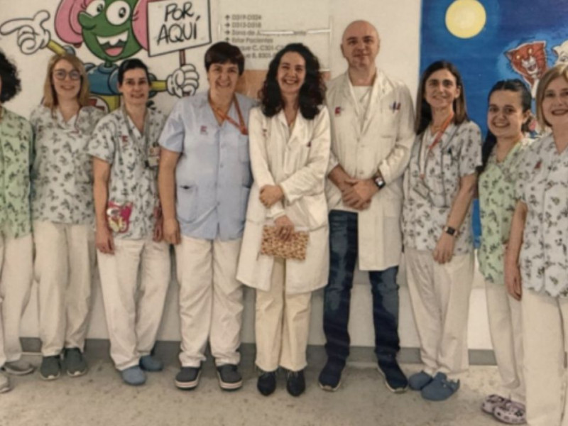 Lorenzo Guerra, junto a su equipo de trabajo en Urgencias Pediátricas de Valdecilla