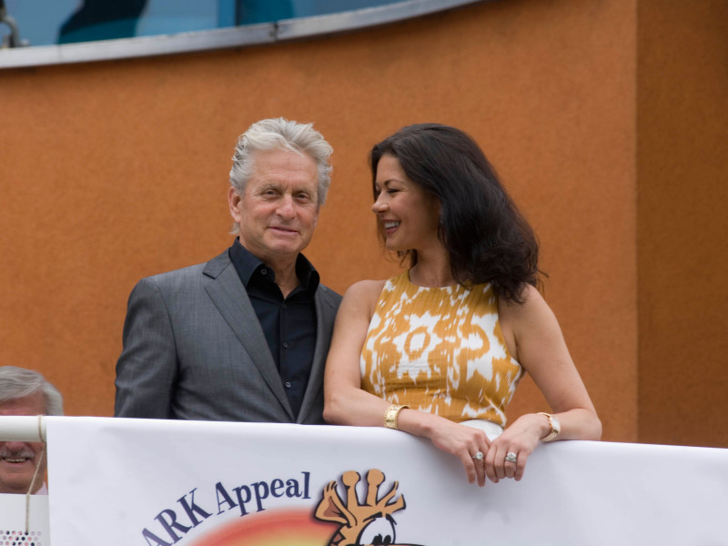 Michael Douglas, junto a su mujer, Catherine Zeta Jones