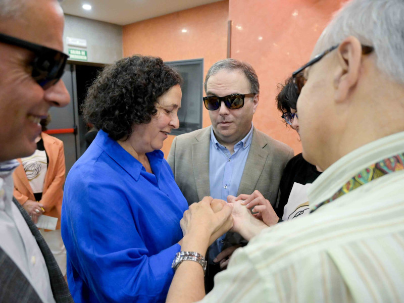 La delegada de la Xunta en A Coruña, Belén Do Campo, comunicándose con Juan Rivas