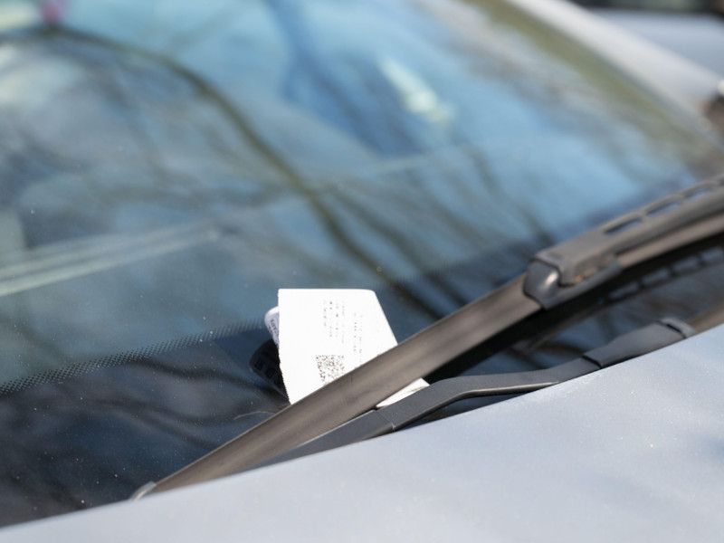Una nota dejada en el capó de un coche