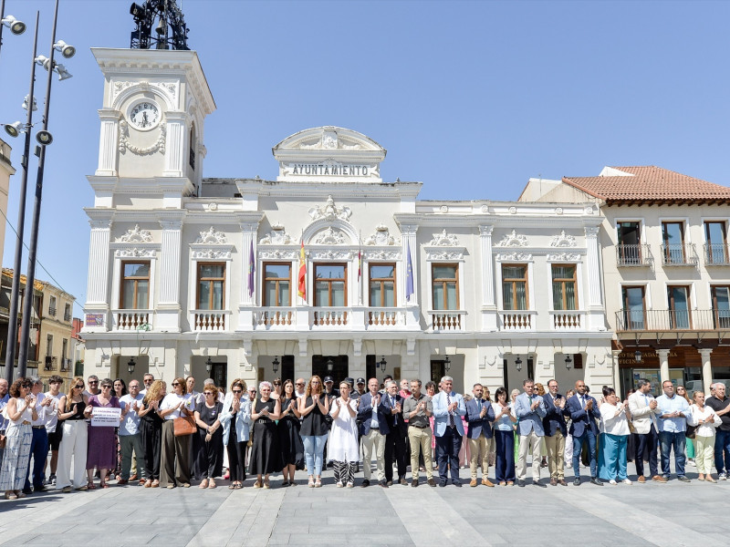 Un grupo de personas frente al Ayuntamiento, entre ellas, la consejera de igualdad de Guadalajara, Sara Simón, durante un minuto de silencio en señal de repulsa por el asesinato de Ramy Virginia Taccarelli, vecina de Iriépal, en un posible caso de violencia de género, en la Plaza Mayor, a 27 de junio de 2025, en Guadalajara, Castilla-La Mancha (España). La Guardia Civil investiga como un posible caso de violencia machista el hallazgo del cadáver de Ramy Virginia Taccarelli en Ruguilla, una pedanía de Cifuentes (Guadalajara). A la mujer de origen venezolano y de 41 años se le perdió el rastro el pasado 18 de junio hasta que sus familiares encontraron su cuerpo. Su pareja está detenida.