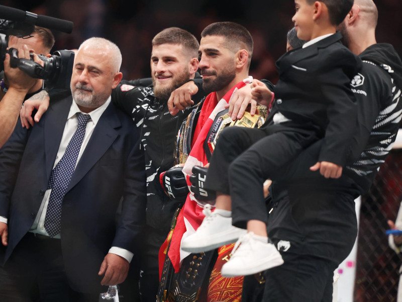 Ilia Topuria posa con sus dos cinturones de campeón de la UFC