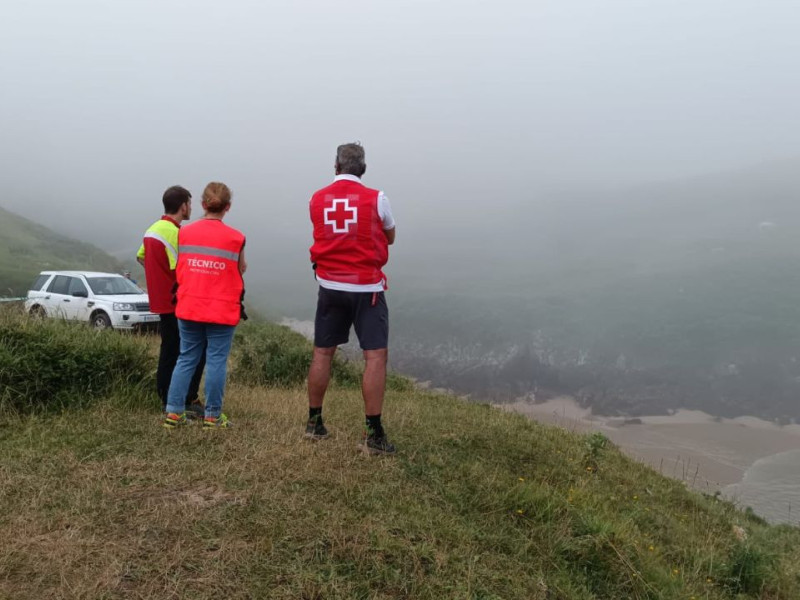 Efectivos del servicio de emergencias sondean la zona en donde desapareció el joven