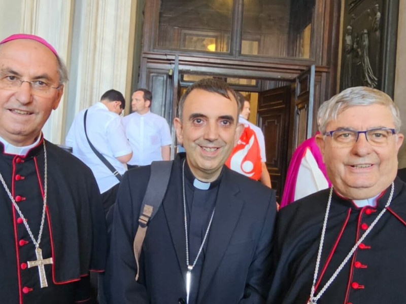 Don Celso Morga junto a don José y don Ernesto, el obispo de Plasencia.