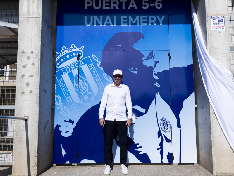 Unai Emery en la puerta del Artés Carrasco con su nombre