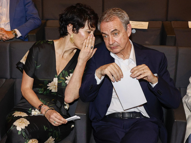 La ministra de Inclusión, Seguridad Social y Migraciones, Elma Saiz (i), conversa con el expresidente del Gobierno José Luis Rodríguez Zapatero (d)
