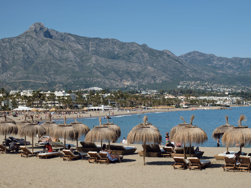 Playa de Banús y la montaña de la Concha al fondo
