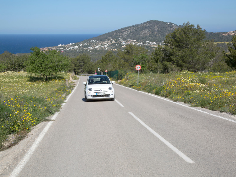 Fiat 500 en carretera abierta; Ibiza