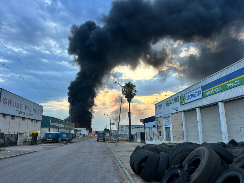 Impactante incendio en Mérida: dos naves y una flota de vehículos calcinados en El Prado