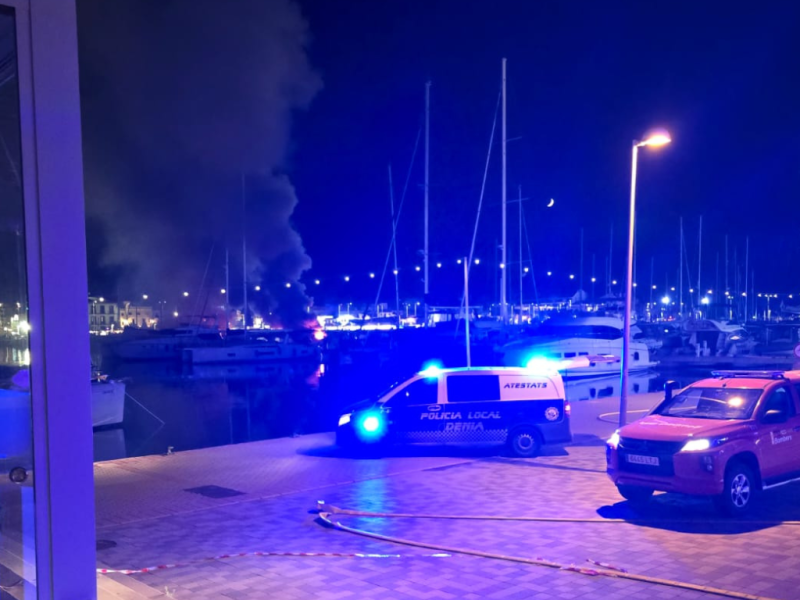 Bomberos y Policía Local coordinan el operativo en la zona portuaria de Baleària durante la intervención por el incendio de las embarcaciones
