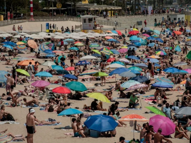 La gente abarrota la playa de Nova Icaria en Barcelona en medio de la ola de calor que afecta a la Península Ibérica