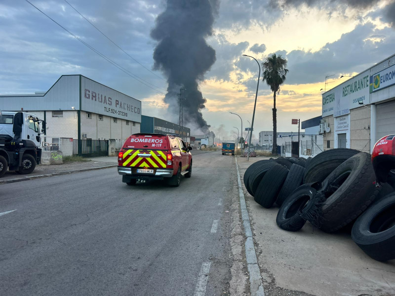 Un vehículo de bomberos se dirige hacia la nave en llamas