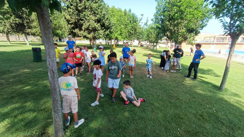 Niños jugando al 'Chocolate inglés' durante las colonias Zaragalla