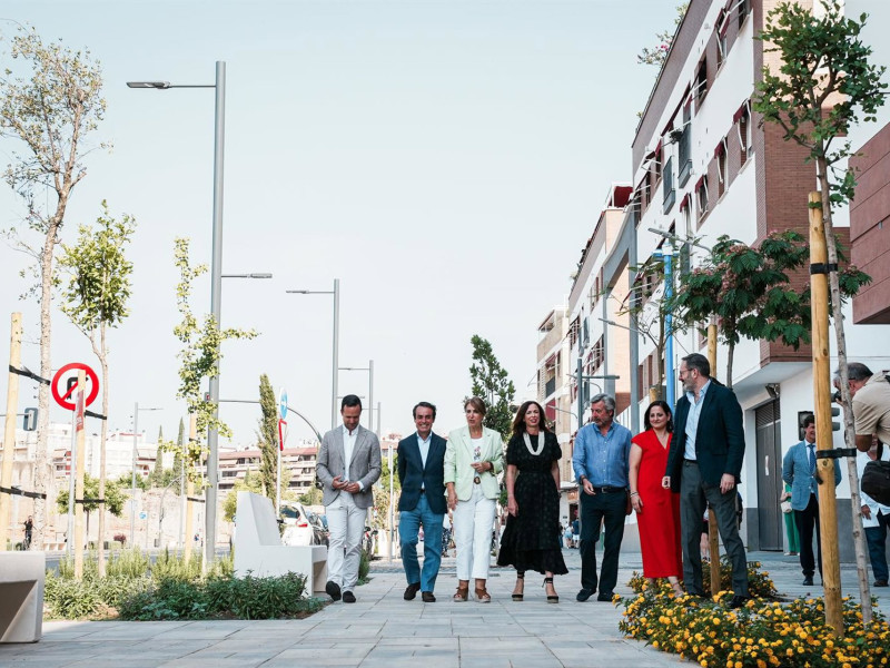 Rocío Díaz (centro) recorre, junto al resto de autoridades, el nuevo acerado de la remodelada Ronda del Marrubial.La consejera de Fomento, Articulación del Territorio y Vivienda de la Junta de Andalucía, Rocío Díaz, ha visitado este lunes la Ronda del Marrubial, en la capital cordobesa, tras la finalización de las obras de remodelación integral que han permitido convertir esta arteria principal de Córdoba en un eje "moderno, más accesible, con zonas verdes y carril bici", en el marzo de una actuación, cofinanciada con fondos europeos Next Generation, que ha supuesto una inversión de 2,8 millones de euros.POLITICA ANDALUCÍA ESPAÑA EUROPA CÓRDOBA ECONOMIAGUILLERMO MORALES/EUROPA PRESS