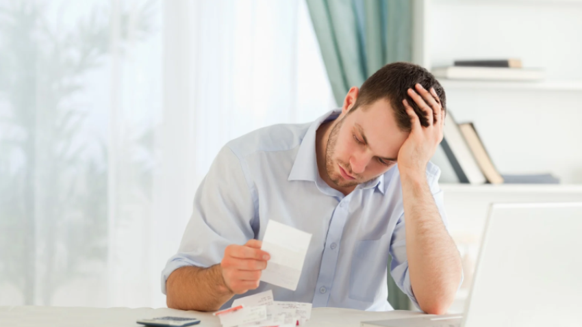 Persona agobiada declaracion renta