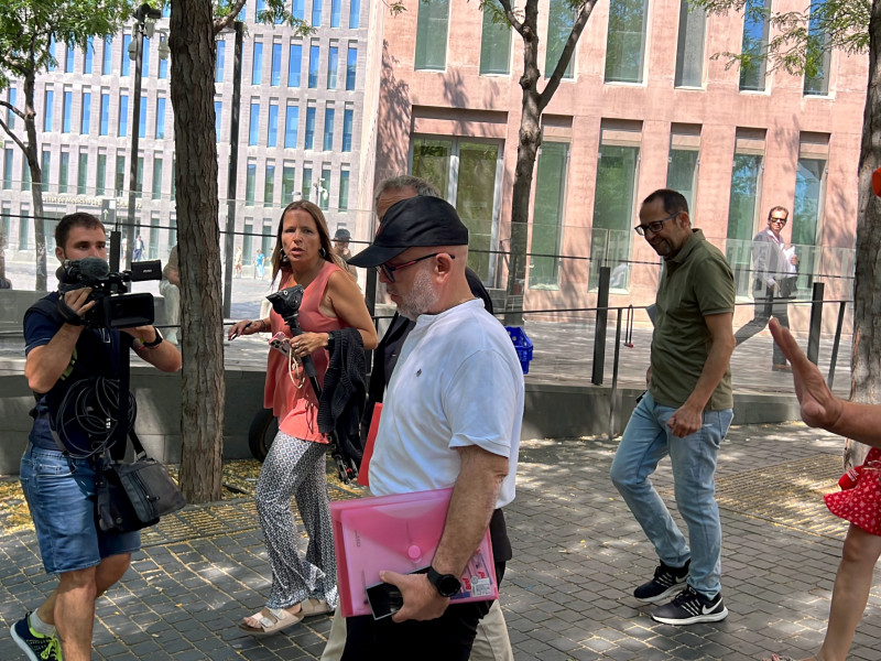 El abogado Gonzalo Boye, abogado de los tres Mossos d'Esquadra investigados por la huida de Puigdemont, sale de la Ciudad de la Justicia