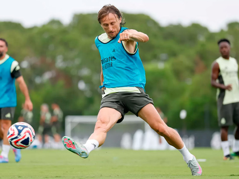 Carvajal, al fondo, durante un entrenamiento del Real Madrid