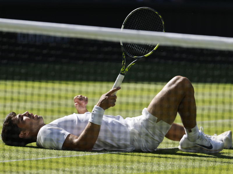 Carlos Alcaraz, durante su partido en Wimbledon ante Fognini