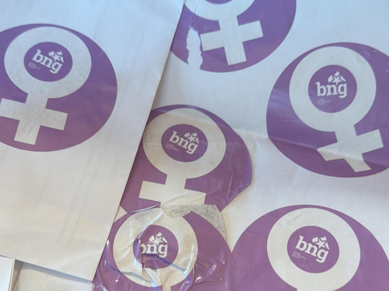 Imagen de las pegatinas aparecidas en la sede del PP de Santiago