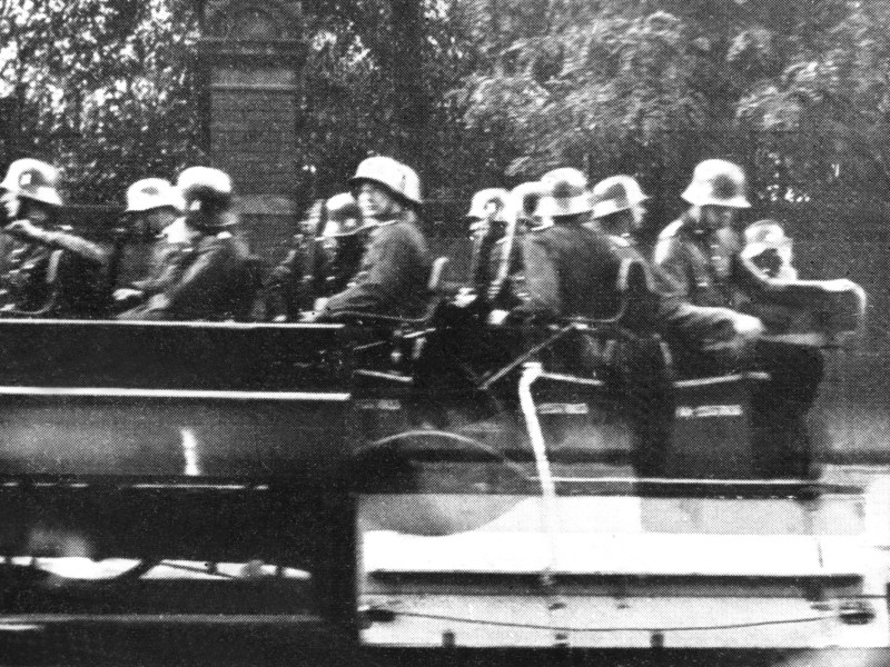 La Noche de los Cuchillos Largos. Una patrulla de la Reichswehr en las calles de Berlín, 30 de junio de 1934, Alemania. Imagen tomada en junio de 1934.