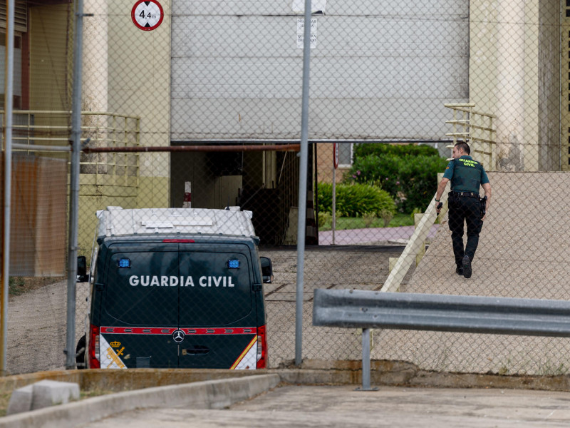 Vista del furgón de la Guardia Civil en el que el exdirigente del PSOE Santos Cerdán ha ingresado en la cárcel madrileña de Soto del Real después de que el juez del Tribunal Supremo Leopoldo Puente haya acordado el ingreso en prisión comunicada al considerar que tuvo "específico papel" en la trama del llamado caso Koldo