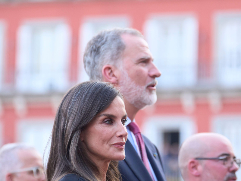 El Rey Felipe VI de España y la Reina Letizia de España asisten al Concierto de la Guardia Real en honor a sus diez años de reinado en la Plaza Mayor el 18 de junio de 2025 en Madrid.