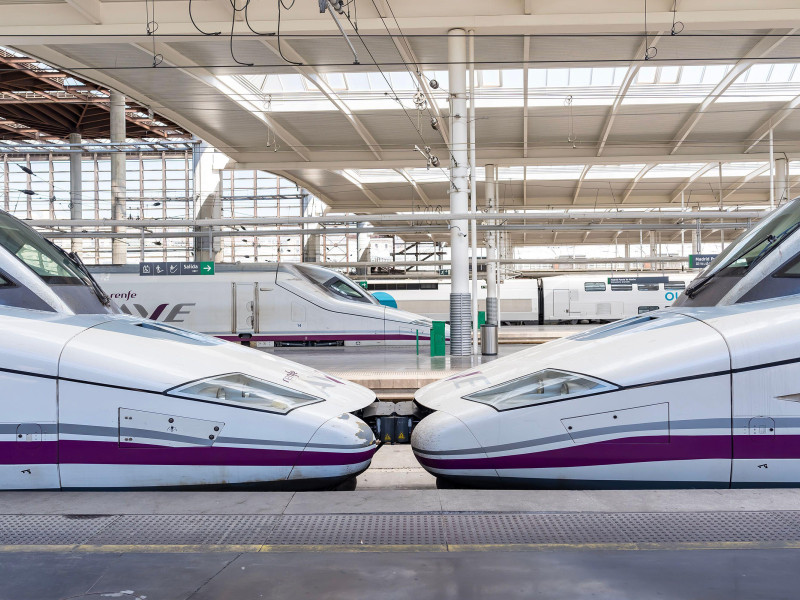 El tren de alta velocidad llega a Madrid Atocha, centro neurálgico de trenes de cercanías y regionales, así como de los servicios AVE en toda España.