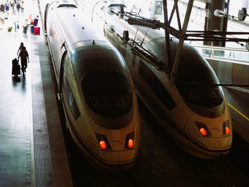 Trenes de alta velocidad AVE operados por Renfe en la estación de Madrid