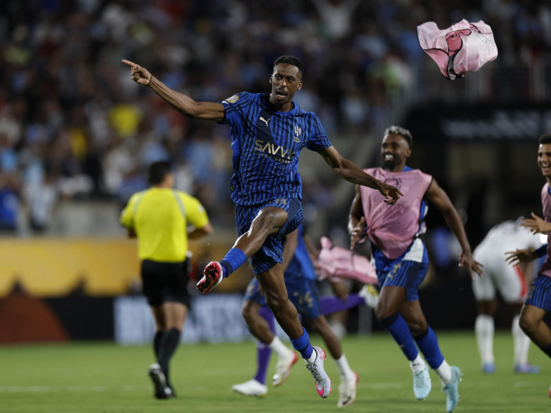 Mohamed Kanno (C), de Al Hilal, celebra después de que Al Hilal ganara el partido de la Copa Mundial de Clubes de la FIFA 2025 entre Manchester City y Al Hilal en Orlando, Florida.
