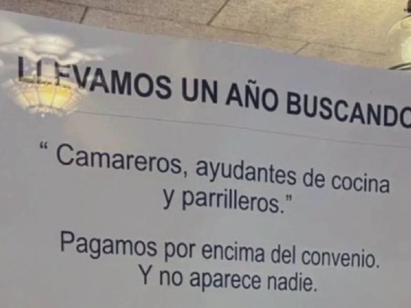 Un restaurante de Marbella cuelga un cartel en su puerta y se vuelve viral por lo que escriben ahí: "Un año"