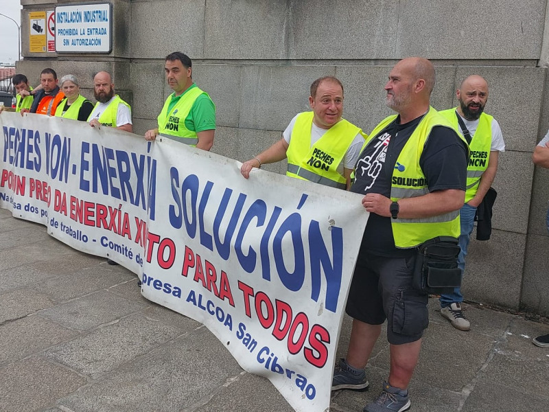 Representantes del comité de Alcoa delante de las instalaciones de Navantia, en Ferrol